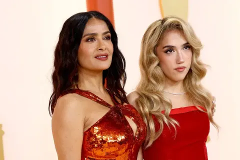 “Salma Hayek and Daughter Valentina Pinault Stun in Coordinating Red Gowns: A Glamorous Mother-Daughter Appearance at the Oscars 2023”
