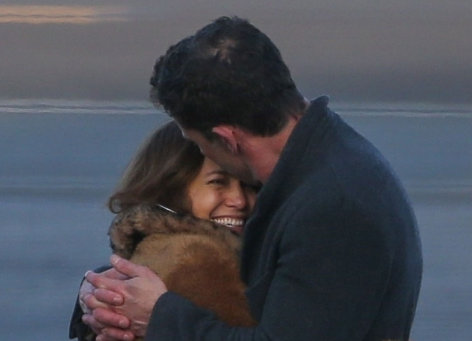Jennifer-Lopez-and-Ben-Afflect-Hugging-at-the-LA-Airtport